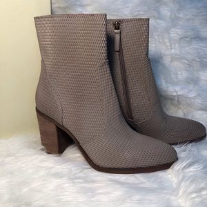 NIB Hinge Boots